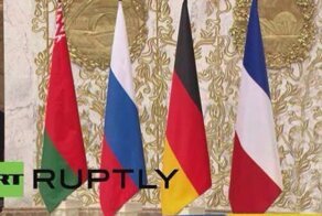 Флаг Украины упал во время фотографирования в Минске