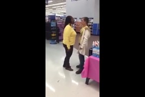 Женская драка в магазине Walmart в Техасе