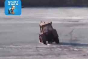 Трактор ушел под лёд, спасая Ниву