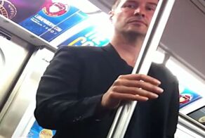 Вежливый Киану Ривз в метро