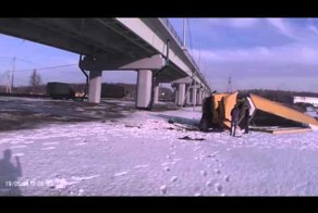 Фура упала с моста в Белых Столбах 