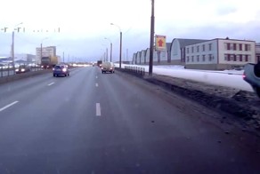 Вылетел с дороги и перевернулся