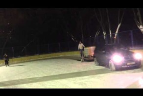 С помощью ковра и X5 ровняют лед