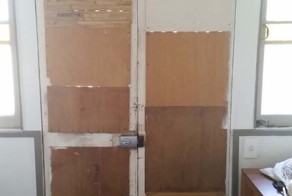 Входная дверь в средневековом стиле