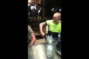 Два подвыпивших австралийца играются с тазером