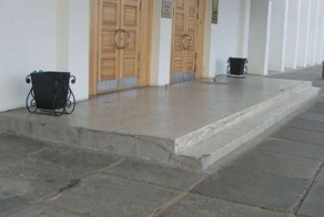 На новое крыльцо мэрии Архангельска ушло более 1 миллиона рублей