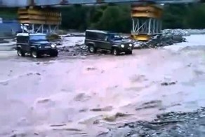На джипе через реку