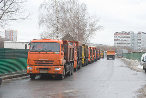 Грузовики на снегоплавильном пункте в Москве