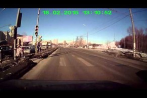 Чуть не сбил девушку