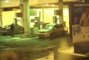 ТП на заправке моет бензином лобовое стекло!!! (видео)