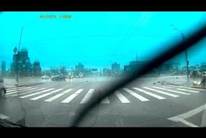 Жесткое столкновение на перекрестке