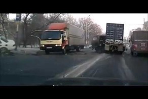 Нетрезвый водитель КАМАЗа столкнулся с тремя автомобилями 