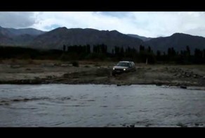 Переезжает через реку