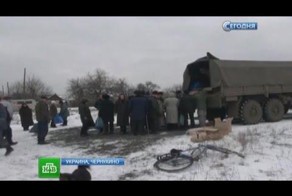 Нацгвардейцы заставляли детей и стариков на коленях петь украинские пе