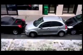 Девушка припарковалась