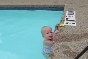 Девочка, которой нет и двух лет, плавает в бассейне как рыба