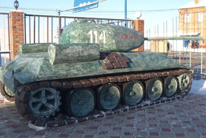 Омские заключенные вылепили из снега танк Т-34 один к одному