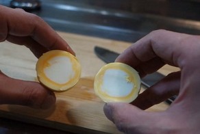 Как сварить яйцо желтком наружу