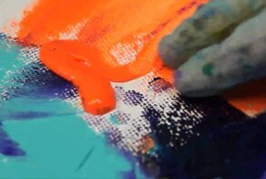 Художница пишет великолепные картины пальцами