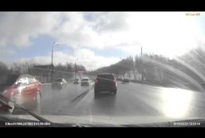 Едва не вытолкнула на встречку