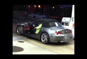 Как тяжело толстой женщине вылезать из кабриолета БМВ