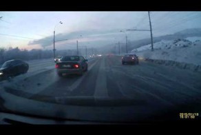 Внедорожник перепрыгнул через отбойник