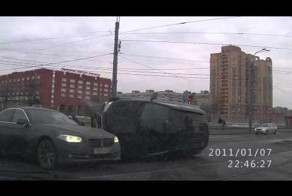 Столкнулись BMW и Mitsubishi 