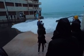 Волна смыла французскую журналистку в прямом эфире