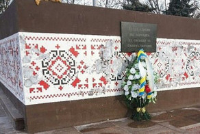 В Цюрупинске обмазали фекалиями памятник Небесной сотне!