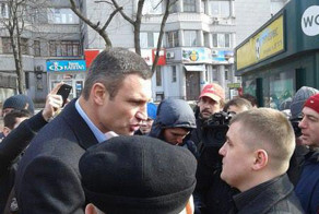 Кличко опешил от вопроса о 23 февраля и предложения идти на фронт