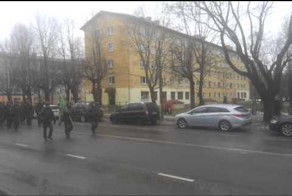 На параде в Нарве, парень троллит натовских военных