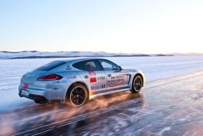 Porsche Panamera Turbo S на льду Байкала