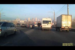 Девушка врезалась в маршрутку