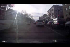 Развернулся перед автобусом