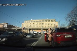 Дамочка на Range Rover