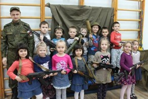 В детском саду Санкт-Петербурга детей учат навыкам обращения с оружием