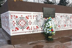В Цюрипинске обмазали фекалиями памятник Небесной сотне