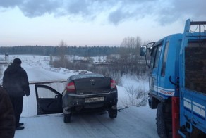 В Кемеровской области рухнул мост через реку
