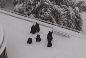 Францисканские монахи играют в снежки
