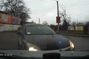 Повернул не глядя