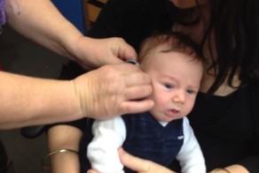 Глухой от рождения малыш впервые слышит голос мамы