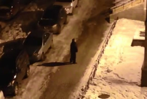 Пьянь громит машины во дворе питерской многоэтажки