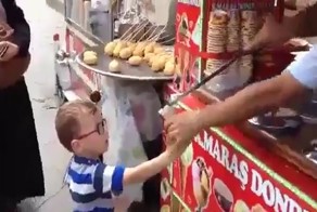 Турецкий мороженщик-виртуоз шутит над мальчиком