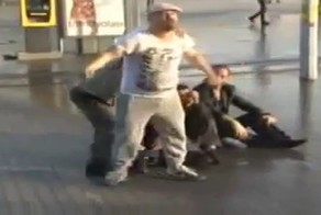 Демонстрант против водомета