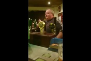 Ирландский бармен с красивым голосом распевает песни, наливая посетителям напитки