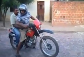 Пьяные парни и мотоцикл, всегда хорошая комбинация