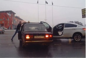 Вышел разобраться - попал на дверь