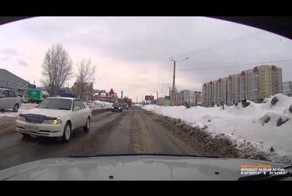 Вылез посмотреть - ДТП в Барнауле 27.02.2015