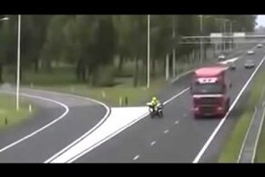 Жестокая авария!сбили полицейского