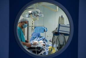 ЕРпредлагает взять на работу в РФ уволенного ведущего онколога Украины